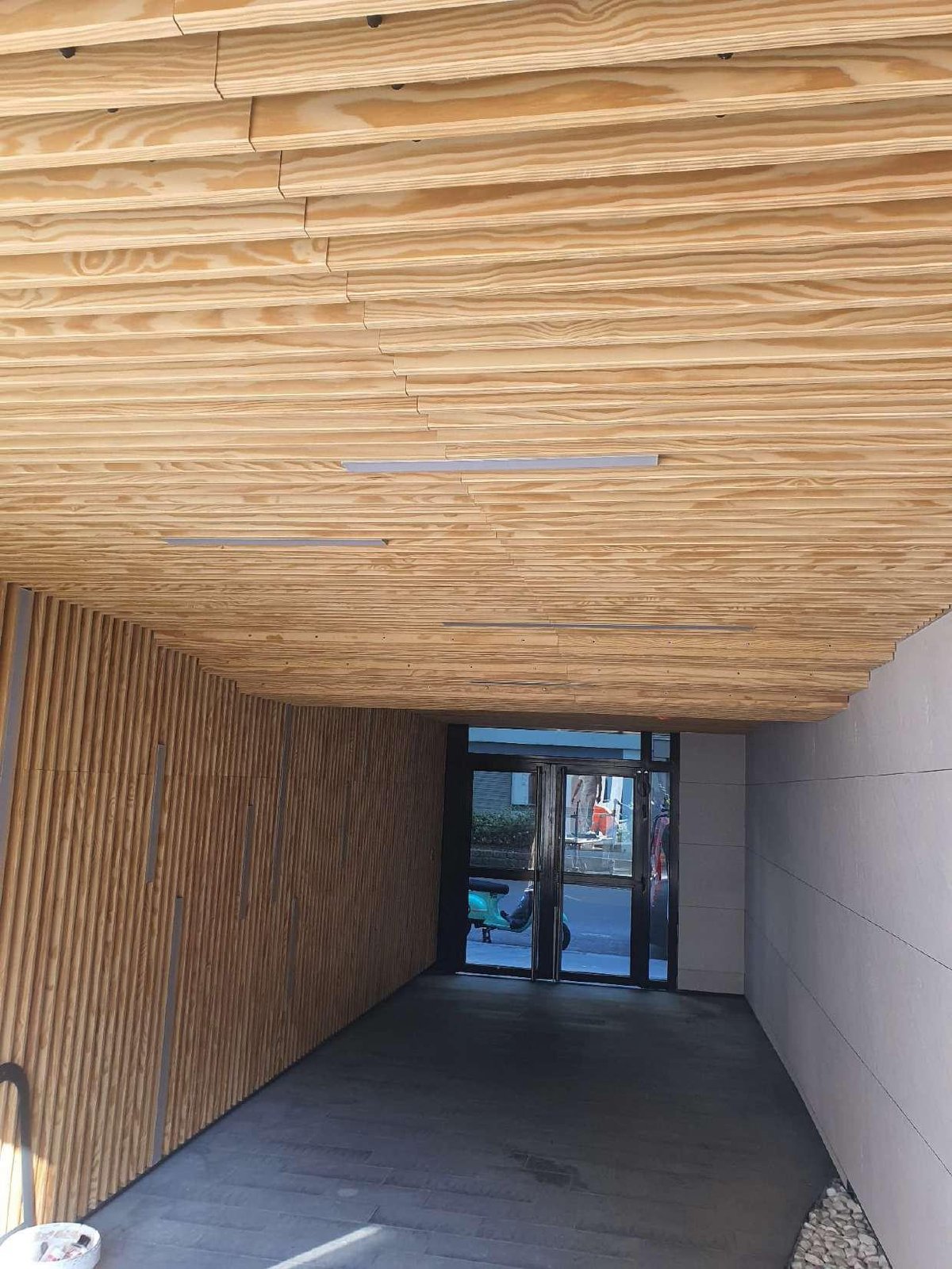 Hall d’entrée avec plafond bois, rue Damrémont